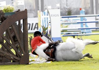Charlotte Casiraghi cade da cavallo al Global Champions Tour