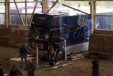 Un van cavalli ad Uster sfonda il muro del maneggio coperto durante una competizione
