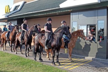 Da McDonald’s apre ai cavalli con il primo vero McDrive per cavalieri: il “ride-in”