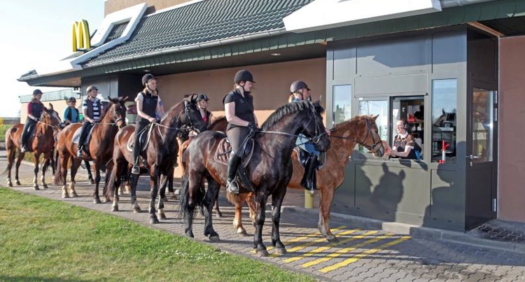 Da McDonald’s apre ai cavalli con il primo vero McDrive per cavalieri: il “ride-in”