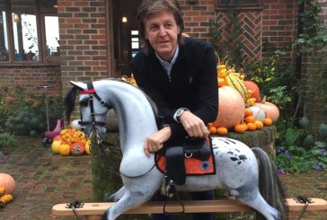 Un cavallo a dondolo autografato da Paul McCartney per salvare i bambini dalle malattie
