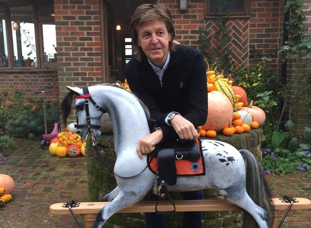 Un cavallo a dondolo autografato da Paul McCartney per salvare i bambini dalle malattie